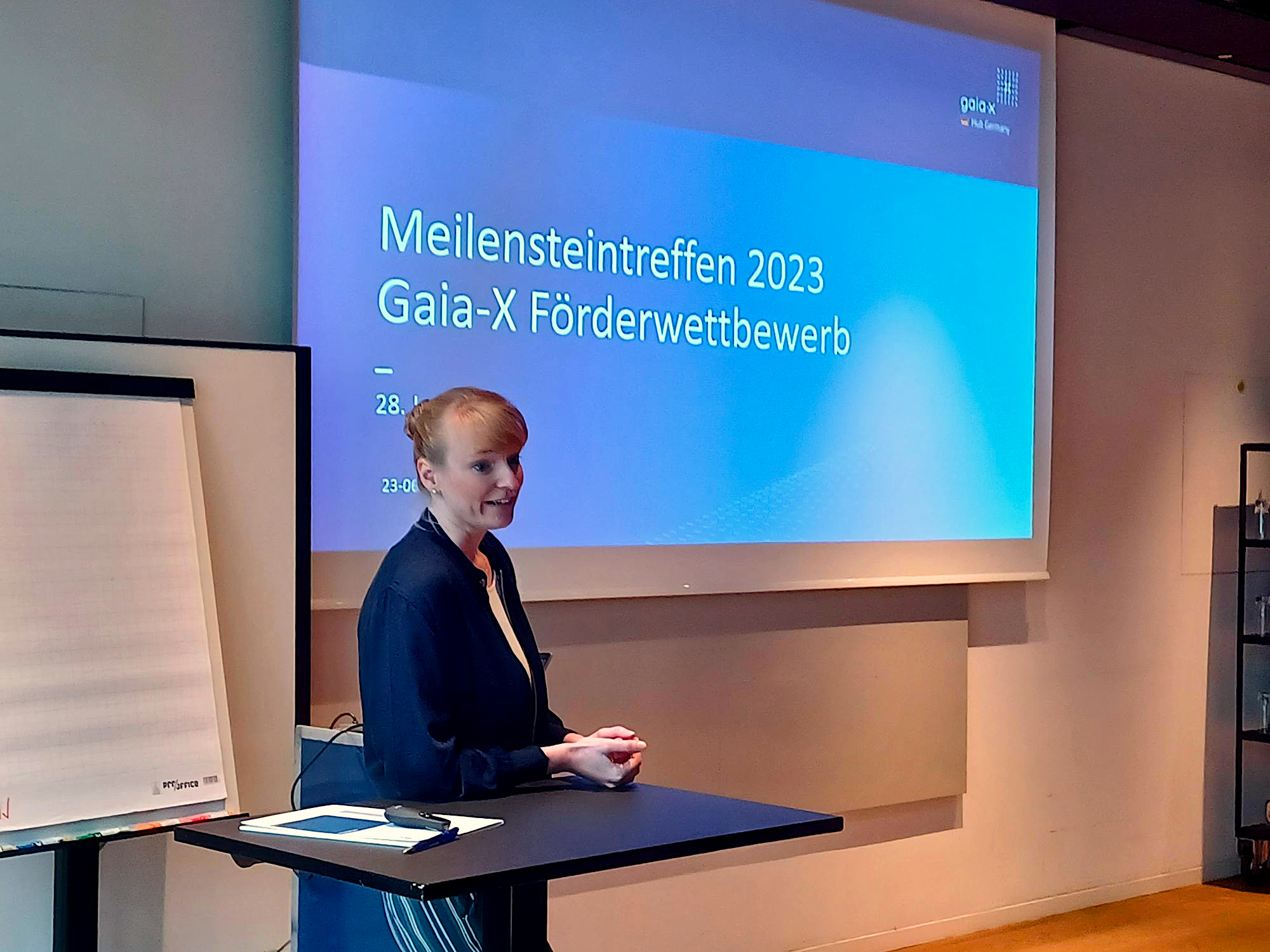 Christina Schmidt-Holtmann, Bundesministerium für Wirtschaft und Klimaschutz, spricht Grußwort am Gaia-X Meilensteintreffen 2023